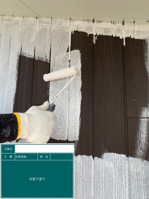 木部調のサイディングボード外壁の塗りつぶし塗装下塗り