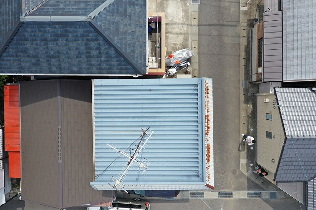松阪市射和町で築35年折板屋根外壁が木目調のトタンのお家の現場調査