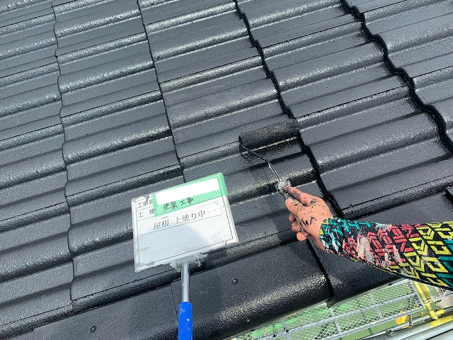 屋根の上塗り塗装作業