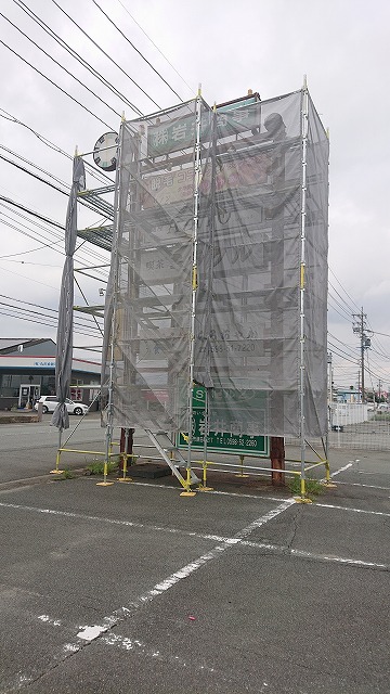 松阪市朝田町で足場の組み立ても終わり看板棟のケレン作業の様子