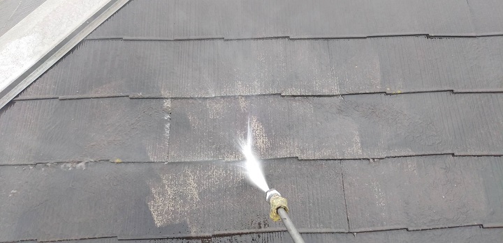 屋根高圧洗浄の様子
