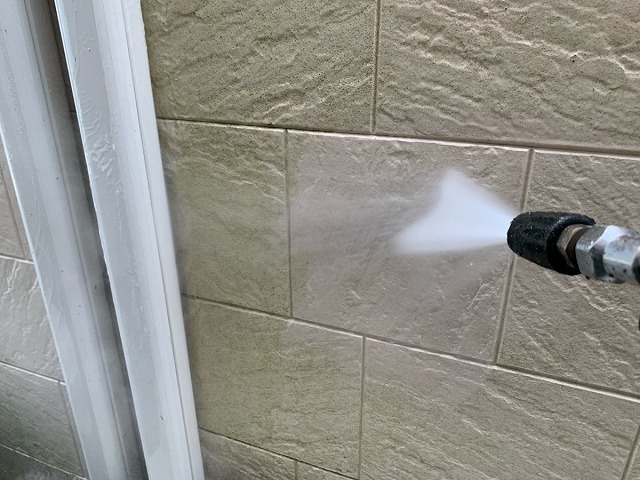 外壁の汚れを高圧洗浄