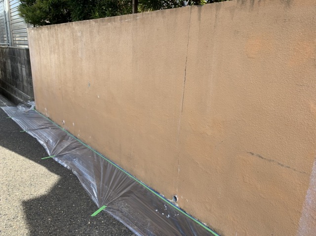 三重県桑名市塀の上塗り材は水性セラミシリコンで塗装していきます