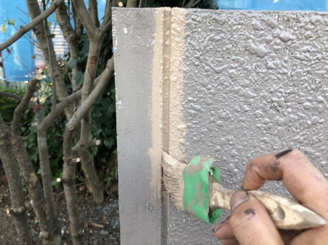 三重県松阪市外塀の中塗りでシリコンを使用し付帯部はウレタンを使用